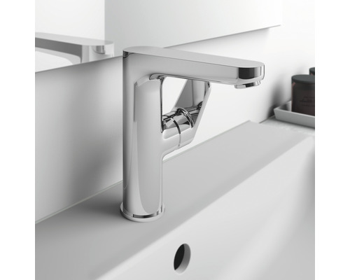 Waschtischarmatur aus Metall auf einem Waschbecken