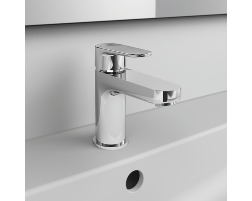 Waschtischarmatur aus Metall auf einem Waschbecken