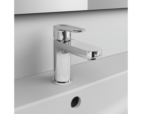 Waschtischarmatur aus Metall auf einem Waschbecken