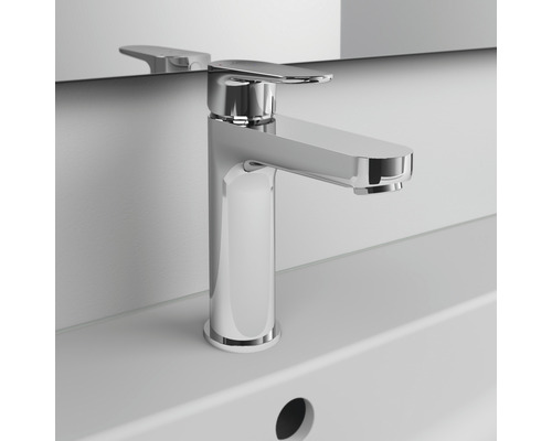 Verchromter Waschtischmischer auf einem Waschbecken