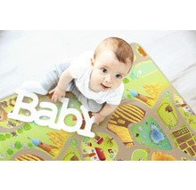 Baby auf Spielmatte mit Strassenmuster und Baby Schriftzug