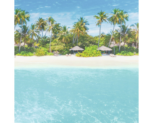 Tropische Szene mit Palmen, weißem Sandstrand und kleinen Strandhütten.