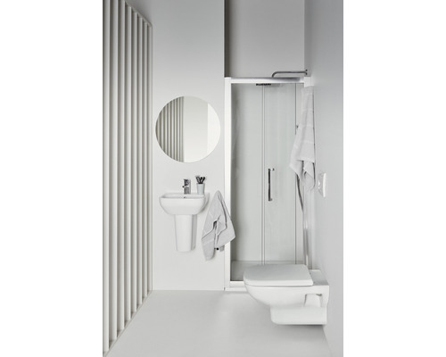 Badezimmer mit Dusche, Toilette, Waschbecken und Spiegel