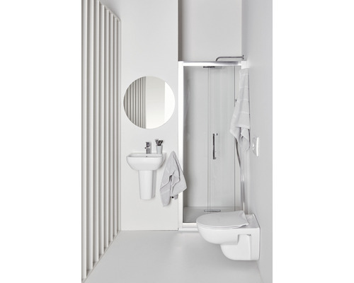 Badezimmer mit Dusche, Waschbecken, Spiegel und Toilette