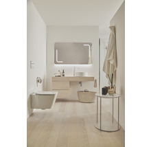 Helles Badezimmer mit Toilette, Waschtisch, Spiegel und Accessoires