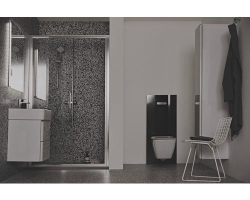 Helles Badezimmer mit Dusche, Waschtisch, Wand-WC und Stuhl