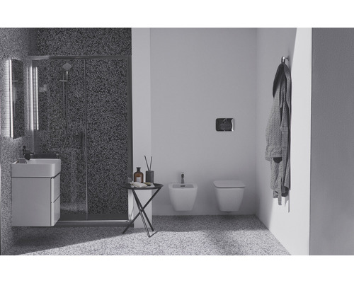 Badezimmer mit Dusche, Waschbecken, Bidet und Toilette