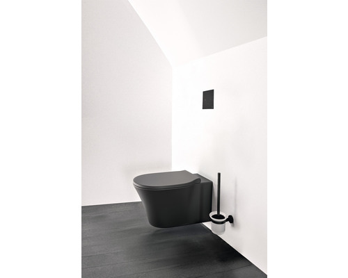 Wandhängendes WC in einem Badezimmer mit Toilettenbürste