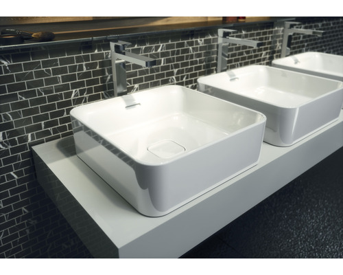 Drei Aufsatzwaschbecken auf einer weißen Ablage im Badezimmer