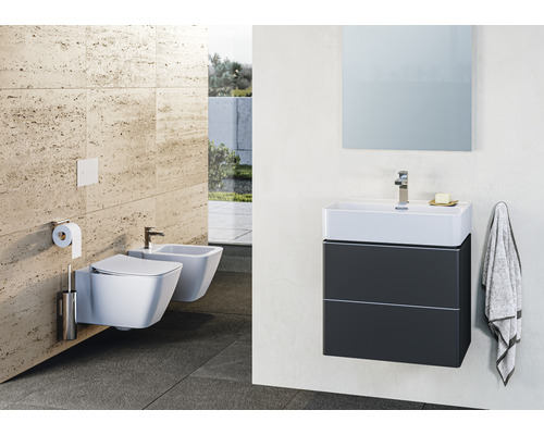 Modernes Badezimmer mit wandhängendem WC, Bidet und Waschtisch mit Unterschrank