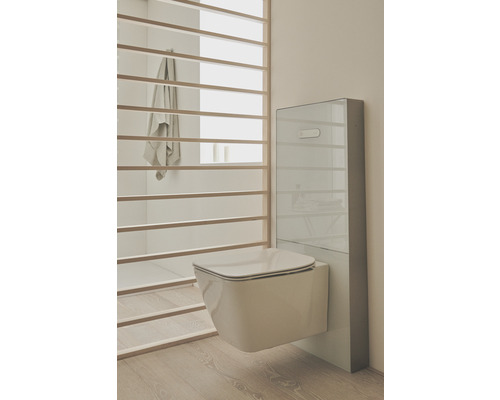 Wandhängendes WC mit Spülkasten und Holzstruktur im Badezimmer.