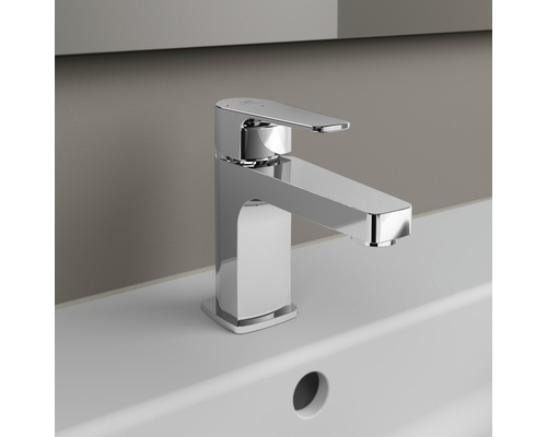 Glänzender Waschtischmischer auf einem Waschbecken