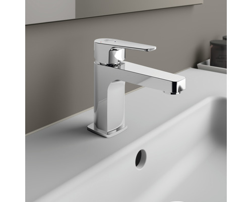 Waschtischarmatur aus Metall auf einem Waschbecken montiert