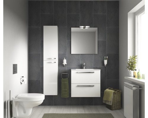 Modernes Badezimmer mit Waschbecken, Spiegel, Toilette und Stauraummöbeln.