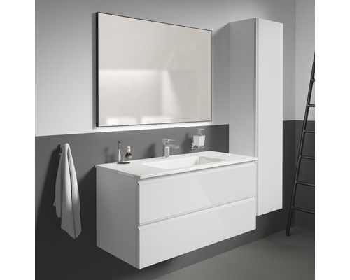 Modernes Badezimmerensemble mit Waschbeckenunterschrank, Spiegel und Hochschrank