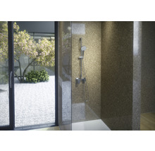 Badezimmer mit Dusche, Mosaikfliesen und Blick ins Freie