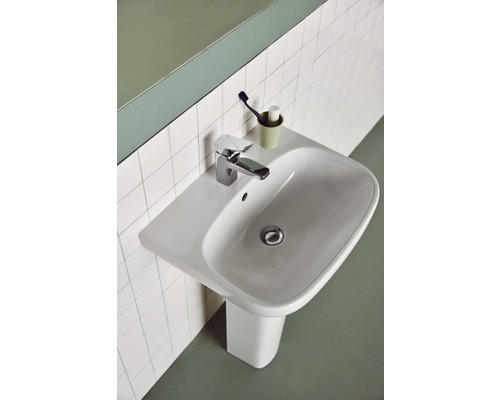 Waschbecken mit Armatur und Spiegel im Badezimmer