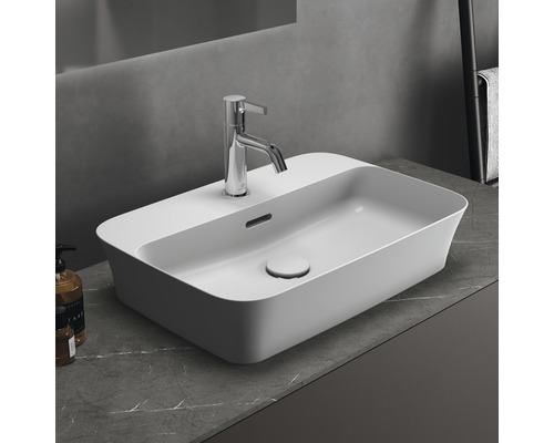 Aufsatzwaschbecken mit Armatur auf einer Waschtischplatte