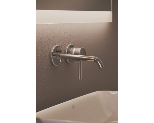 Wandarmatur mit Waschtisch und Spiegel