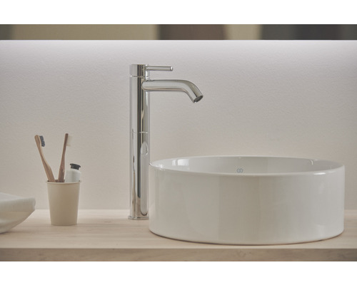 Modernes Badezimmer mit Aufsatzwaschbecken und Armatur