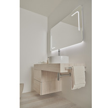 Badezimmer mit Waschtischunterschrank, Aufsatzwaschbecken und Spiegel mit Beleuchtung
