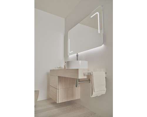 Badezimmer mit Waschtischunterschrank, Aufsatzwaschbecken und Spiegel mit Beleuchtung