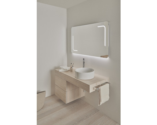 Badezimmer mit Waschtisch, Aufsatzwaschbecken, beleuchtetem Spiegel und Handtuchhalter