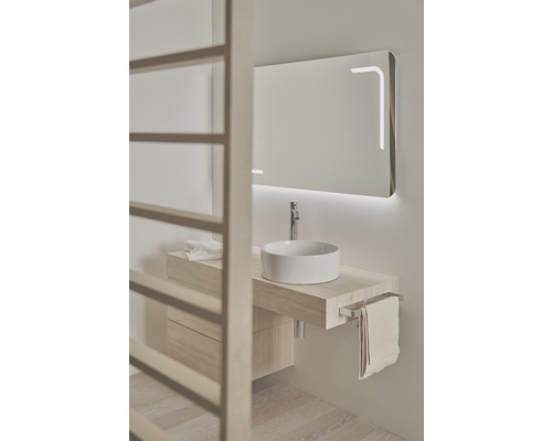 Helles Badezimmer mit Waschtisch, Aufsatzwaschbecken und beleuchtetem Spiegel