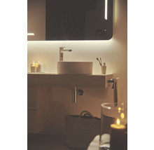 Modernes Badezimmer mit Aufsatzwaschbecken, Spiegel und Ablagefläche
