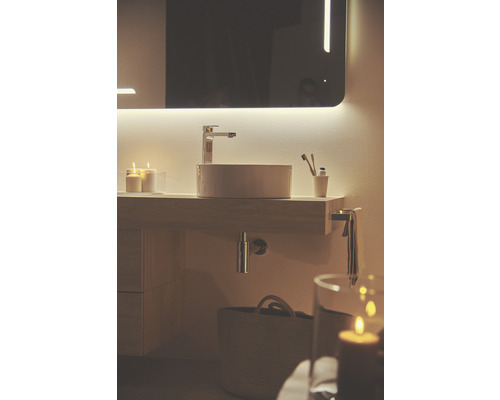 Modernes Badezimmer mit Aufsatzwaschbecken, Spiegel und Ablagefläche