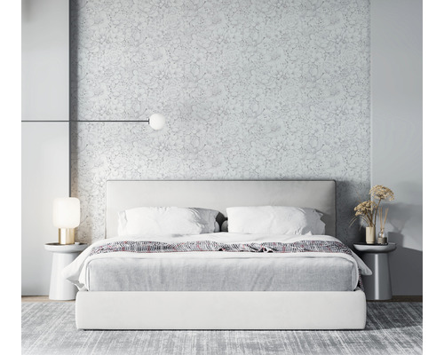 Schlafzimmer mit Bett, Nachttischen, Lampen und Blumentapete für eine helle und geräumige Atmosphäre.
