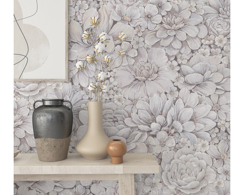 Dekoratives Interieur mit Blumentapete, Vasen und Rahmen