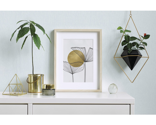 Dekoratives Interieur mit Pflanze, Bild und hängendem Pflanzgefäß auf einer Kommode