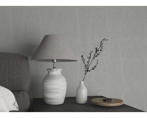 Dekorative Tischleuchte neben einem Bett auf einem Nachttisch