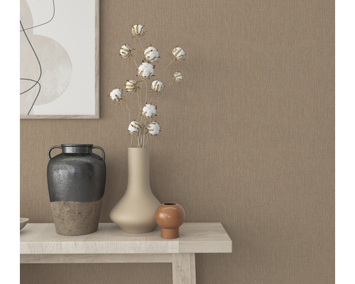 Dekorative Vasen und ein Bild auf einem Tisch vor einer beigen Wand