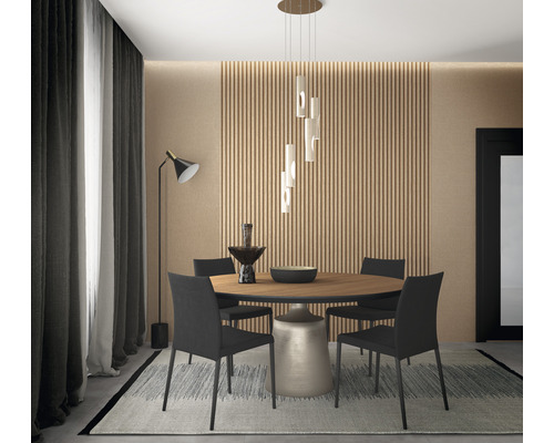 Esszimmer mit rundem Tisch, Stühlen, Pendelleuchte und Stehlampe