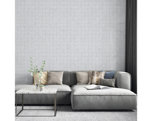 Wohnzimmer mit gemusterter Tapete, Sofa, Kissen und Tisch