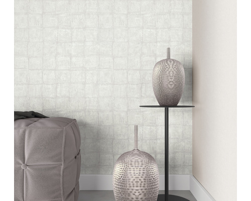 Raumansicht mit gemusterter Tapete, Hocker und Dekorationsvasen