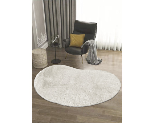 Herzförmiger Teppich auf Holzboden in Wohnzimmerambiente.