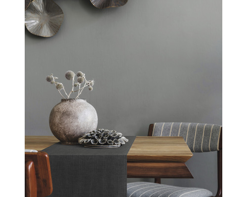 Dekoratives Tischarrangement mit Tischläufer, Vase und Stühlen