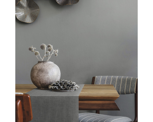 Tischdekoration mit Tischläufer, Vase und Trockenblumen auf Holztisch