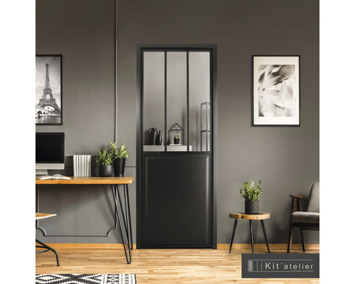 Zimmertür mit Glaseinsatz im modernen Wohnraum