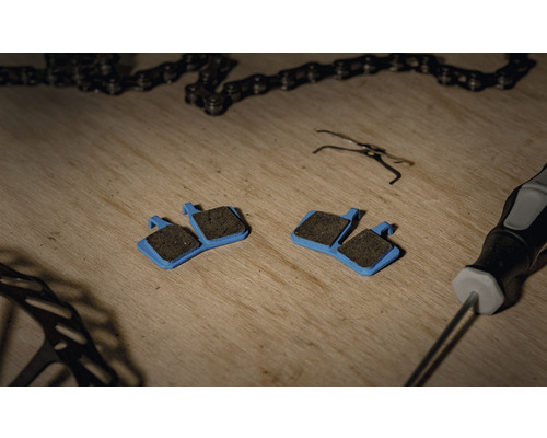 Fahrrad-Scheibenbremsbeläge auf einer Werkbank