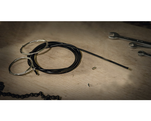 Fahrrad Schaltzug Set mit Werkzeugen auf Holztisch