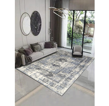 Wohnzimmer mit Sofa und gemustertem Teppich