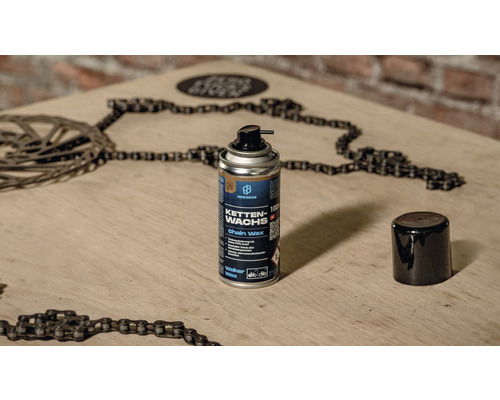 Fahrradkettenwachs Spraydose mit geöffnetem Deckel und Fahrradketten