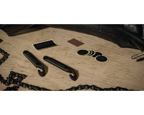 Fahrradreparaturset mit Reifen, Ketten, Flicken, Schleifpapier und Reifenhebern