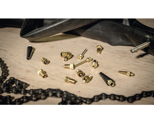 Fahrradschlauch und Fahrradventilzubehör auf einer Holzoberfläche