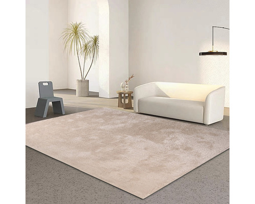 Beige Hochflor Teppich in einem hellen Raum mit Sofa und Dekoration