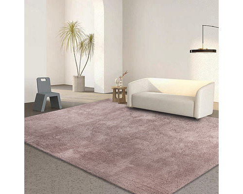 Helles Zimmer mit Sofa, Stuhl und einem zotteligen Teppich